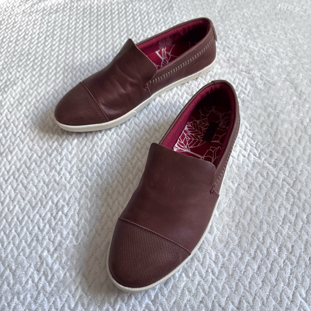 OluKai Alohi Slip On Leather Sneakers Loafers 9 W Brown Minimalist Normcore